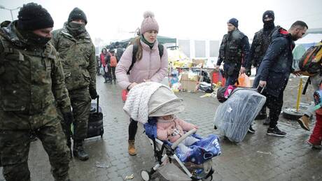Ουκρανία: Υπό χαμηλές θερμοκρασίες και χιόνι πρόσφυγες οδεύουν προς την Πολωνία