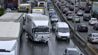 Μποτιλιάρισμα στον Κηφισό: Ακινητοποιημένα οχήματα στη γέφυρα Καλυφτάκη