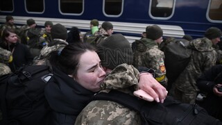 Λβιβ: Ο συγκινητικός αποχαιρετισμός των στρατιωτών που φεύγουν για το μέτωπο (pics)