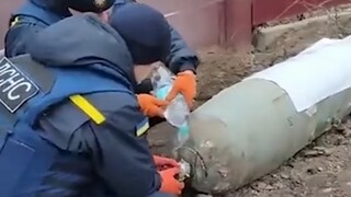 Ουκρανοί εξουδετερώνουν τεράστια ρωσική βόμβα με ένα μπουκάλι νερού