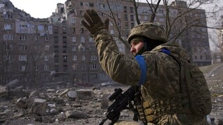 Ουκρανός αξιωματικός στο Λουχάνσκ κατηγορεί τη Μόσχα ότι χρησιμοποίησε βόμβες φωσφόρου