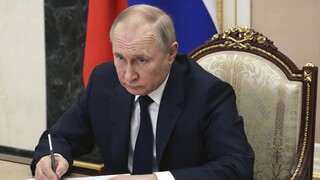 Κυρώσεις σε «αρκετές δεκάδες» ακόμη πρόσωπα του στενού κύκλου του Πούτιν ζητά η Γαλλία