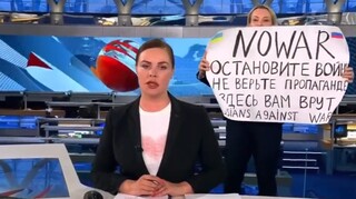 «Όχι στον πόλεμο, μην ακούτε την προπαγάνδα»: Η παρέμβαση ακτιβίστριας στη ρωσική κρατική τηλεόραση