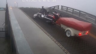 Μοτοσικλετιστής πηδά από τη μηχανή του δευτερόλεπτα πριν πέσει από γέφυρα που σηκώνεται