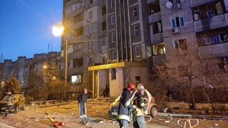 Ουκρανία: Συντρίμμια πυραύλου έπεσαν σε πολυκατοικία στο Κίεβο - Τουλάχιστον ένας νεκρός