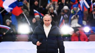 «Φιέστα» Πούτιν για την Κριμαία: Η αιφνίδια διακοπή στα περί γενοκτονίας στο Ντονμπάς