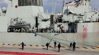Kόκκινες μπογιές σε πλοίο του ΝΑΤΟ στον Πειραιά έριξαν μέλη του ΚΚΕ και της ΚΝΕ