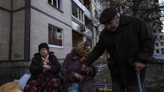 LIVEBLOG: Εικόνες καταστροφής στο Κίεβο - Βόμβες πέφτουν κάθε 10λεπτο στη Μαριούπολη