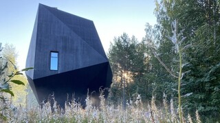Αρχιτεκτονική: O «Μετεωρίτης» είναι ένα πολύ ιδιαίτερο σπίτι που «έπεσε» μέσα τα δάση της Φινλανδίας