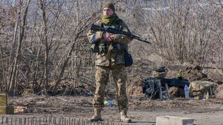 Πόλεμος στην Ουκρανία: Φόβοι για τους παγιδευμένους αμάχους του Τσερνίχιβ - Σφυροκοπείται το Κίεβο