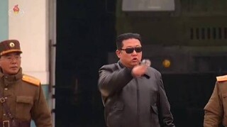Βόρεια Κορέα: Eμφάνιση «Top Gun» για τον Κιμ Γιονγκ Ουν στην εκτόξευση διηπειρωτικού πυραύλου (vid)