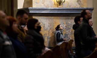 Λβιβ: Πλήθος κόσμου στον Ιερό Ναό της Θείας Ευχαριστίας προσεύχεται μια μέρα μετά τους βομβαρδισμούς