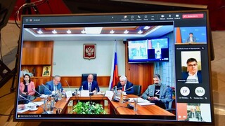 Πρόκληση Ρώσου βουλευτή στη ΔΣΟ - Εμφανίστηκε με t-shirt με το «Ζ» - Επεισόδιο με Χαρακόπουλο