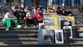 Το Μαξίμου έστειλε υπολογιστές, προτζέκτορες και βιβλία σε μαθητές στη Θάσο