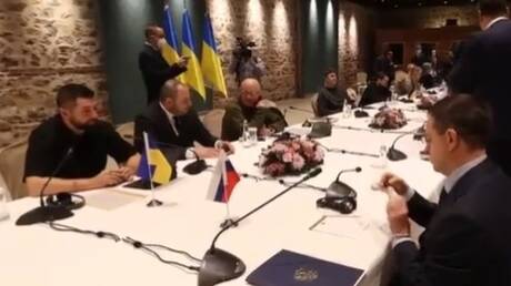 «Αντισηπτικό είναι όχι βότκα»: Το αστείο Ουκρανού διαπραγματευτή στον Ρώσο - Δεν γέλασε κανείς