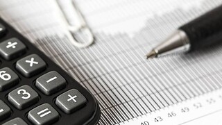 Φορολογικές δηλώσεις 2022: Μείωση φόρου έως και 2.200 ευρώ με συγκεκριμένη «λίστα» αποδείξεων