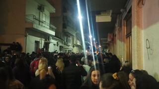 Πάτρα: Μέχρι τα ξημερώματα έμεινε το πλήθος έξω από το σπίτι της Ρούλας Πισπιρίγκου