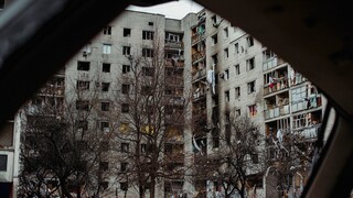 Πόλεμος στην Ουκρανία: Ένας νεκρός από πυρά εναντίον ανθρωπιστικού κονβόι κοντά στο Τσερνίχιβ