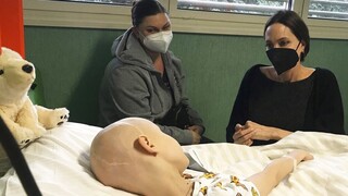 Αντζελίνα Τζολί: Επισκέφθηκε τραυματισμένα παιδιά από τον πόλεμο της Ουκρανίας