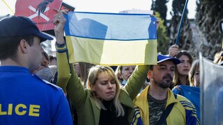 Ένταση στο Σύνταγμα από τις παράλληλες κινητοποιήσεις υπέρ της Ουκρανίας και της Ρωσίας (pics&vids)