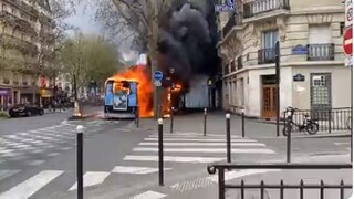 Συναγερμός στη Γαλλία: Φωτιά κοντά στην Παναγία των Παρισίων - Εξερράγη λεωφορείο