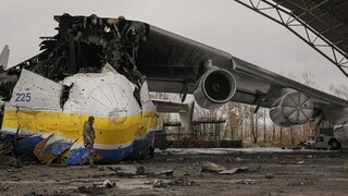 Ουκρανία: Ό,τι απέμεινε από το «όνειρο» - Συντρίμμια το μεγαλύτερο αεροπλάνο στον κόσμο