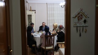 Πρότυπο σουλτάνου: Ο Ερντογάν δειπνεί με πολύτεκνη οικογένεια και οι Τούρκοι ξεχνούν την πείνα τους