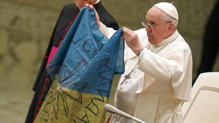 O Πάπας υψώνει και ασπάζεται τη σημαία από την Μπούτσα - Καταδικάζει τη «σφαγή αμάχων»