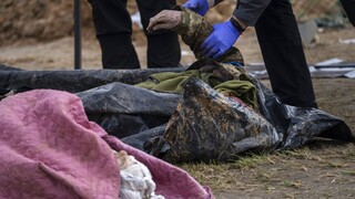 Εικόνες καταστροφής και θανάτου στην Ουκρανία: Φορτηγά συλλέγουν σορούς από τους ομαδικούς τάφους