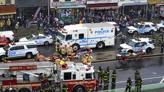 Επίθεση στο Μπρούκλιν: Ανοιχτό το ενδεχόμενο τρομοκρατίας - Ανθρωποκυνηγητό για τον δράστη