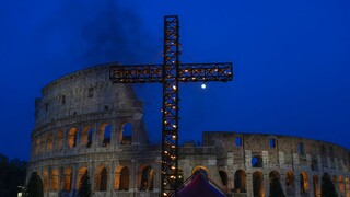Η τελετή για τη Μεγάλη Παρασκευή των Καθολικών στο Κολοσσαίο