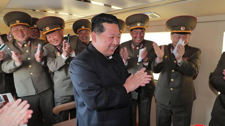 Βόρεια Κορέα: Νέο οπλικό σύστημα στη χώρα - Δοκιμαστική βολή παρουσία Κιμ Γιονγκ Ουν
