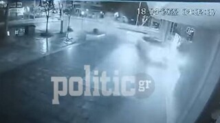 Καλαμαριά: Καρέ - καρέ η στιγμή που αυτοκίνητο «καρφώνεται» σε κατάστημα μετά από κόντρες