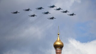 Μαχητικά πετούν σε σχηματισμό «Ζ»: Η Ρωσία εργαλειοποιεί την «Ημέρα της Νίκης» για προπαγάνδα