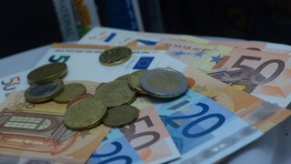 ΕΦΚΑ: Άνοιξε η εφαρμογή για την καταβολή των 200 ευρώ - Οι δικαιούχοι