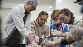 Με αυταπάρνηση οι γιατροί της Ουκρανίας δουλεύουν ακατάπαυστα για να σώσουν ζωές
