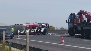 Εκτροπή της κυκλοφορίας στην Αθηνών-Κορίνθου λόγω ατυχήματος - Εγκλωβίστηκε ο οδηγός νταλίκας