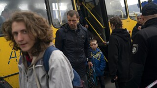 Ουρές για τρόφημα σχηματίζουν Ουκρανοί πρόσφυγες στην Ελβετία