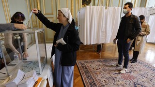Σε εξέλιξη ο δεύτερος γύρος των γαλλικών εκλογών: Όλα «δείχνουν» Μακρόν
