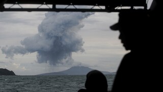 Ινδονησία: Εξερράγη το ηφαίστειο Ανάκ Κρακατόα - Σε ύψος 3 χιλιομέτρων το σύννεφο τέφρας