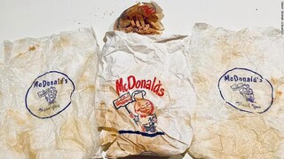 Η ανακαίνιση έβγαλε «λαβράκι»: Ζευγάρι βρήκε σακούλα McDonald’s με τηγανιτές πατάτες από το 1955
