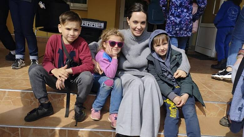 Στην Ουκρανία η Αντζελίνα Τζολί: Αιφνιδιαστική επίσκεψη στη Λβιβ, συνάντησε  παιδιά και αρρώστους - CNN.gr