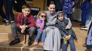 Στην Ουκρανία η Αντζελίνα Τζολί: Αιφνιδιαστική επίσκεψη στη Λβιβ, συνάντησε παιδιά και αρρώστους