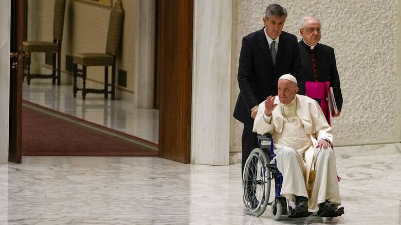 Πάπας Φραγκίσκος: Η πρώτη του δημόσια εμφάνιση σε αναπηρικό αμαξίδιο