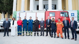 Alpha Bank: Δωρεά έξι πυροσβεστικών οχημάτων σε Συλλόγους Εθελοντών Δασοπυροσβεστών