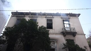 Φωτιά σε κτήριο στο Μεταξουργείο: Απεγκλωβίστηκαν δύο άτομα