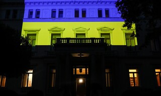 Mε τα εθνικά χρώματα της Ουκρανίας φωταγωγήθηκε το Προεδρικό Μέγαρο