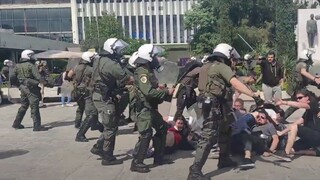 Επεισόδια στη Θεσσαλονίκη: Τρεις συλλήψεις για την ένταση έξω από το κτήριο της Δίοικησης του ΑΠΘ