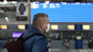 Χαλάρωση μέτρων: Μη υποχρεωτική η χρήση μάσκας σε αεροδρόμια και αεροπλάνα από τις 16 Μαΐου