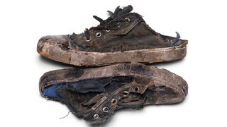 Πόσο κοστίζει ένα ζευγάρι κατεστραμμένα sneakers; Αν είναι Balenciaga, μερικές χιλιάδες ευρώ
